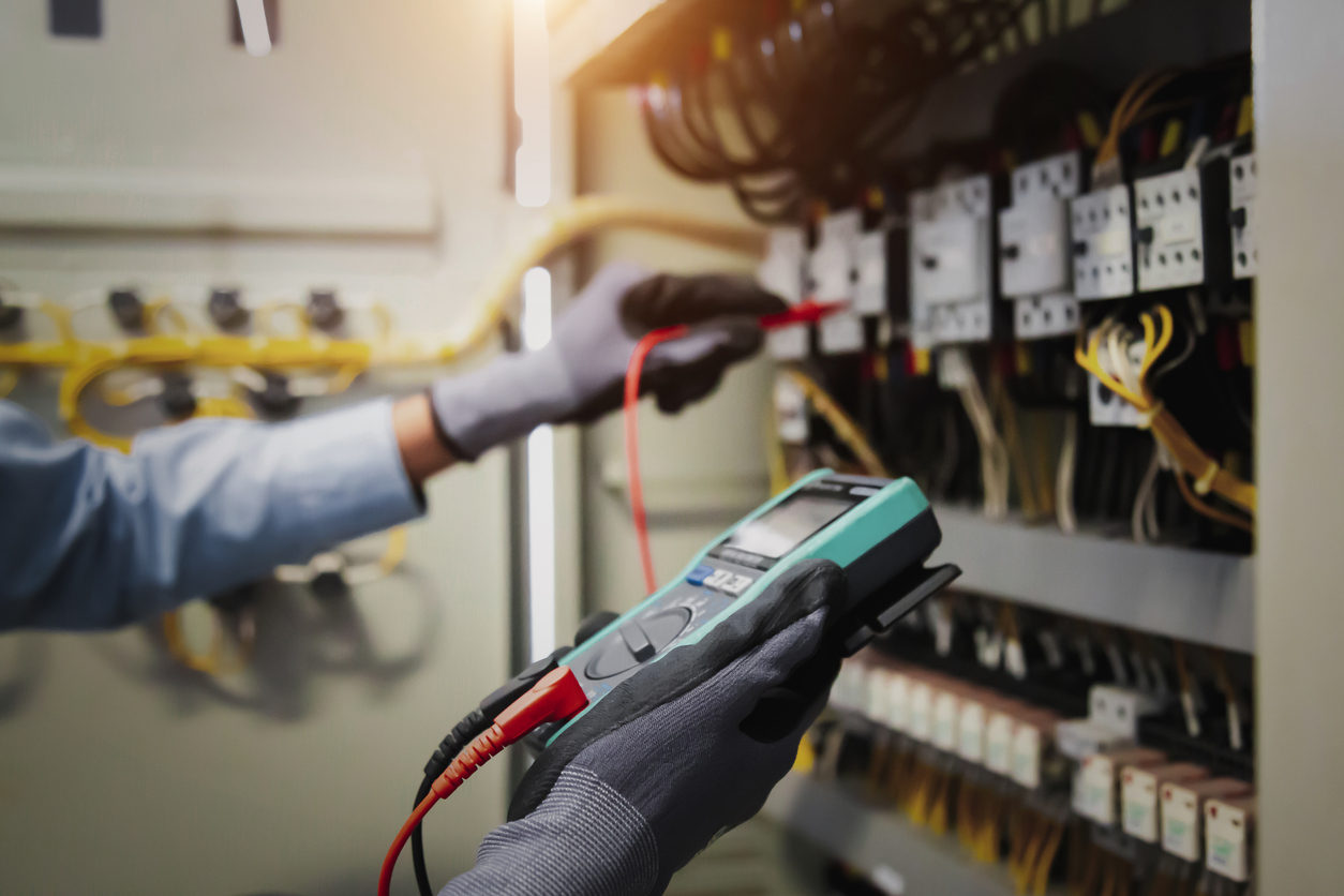 Elektrikář při měření rozvaděče